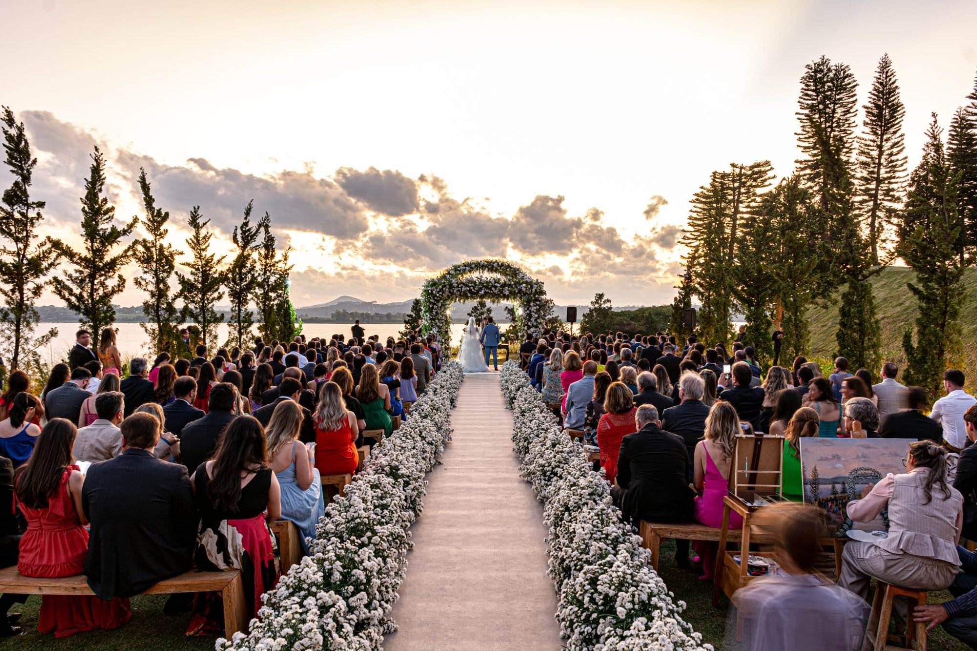 Cerimônia de casamento no campo ao pôr do sol na Igaratá Farmhouse, com vista para o lago